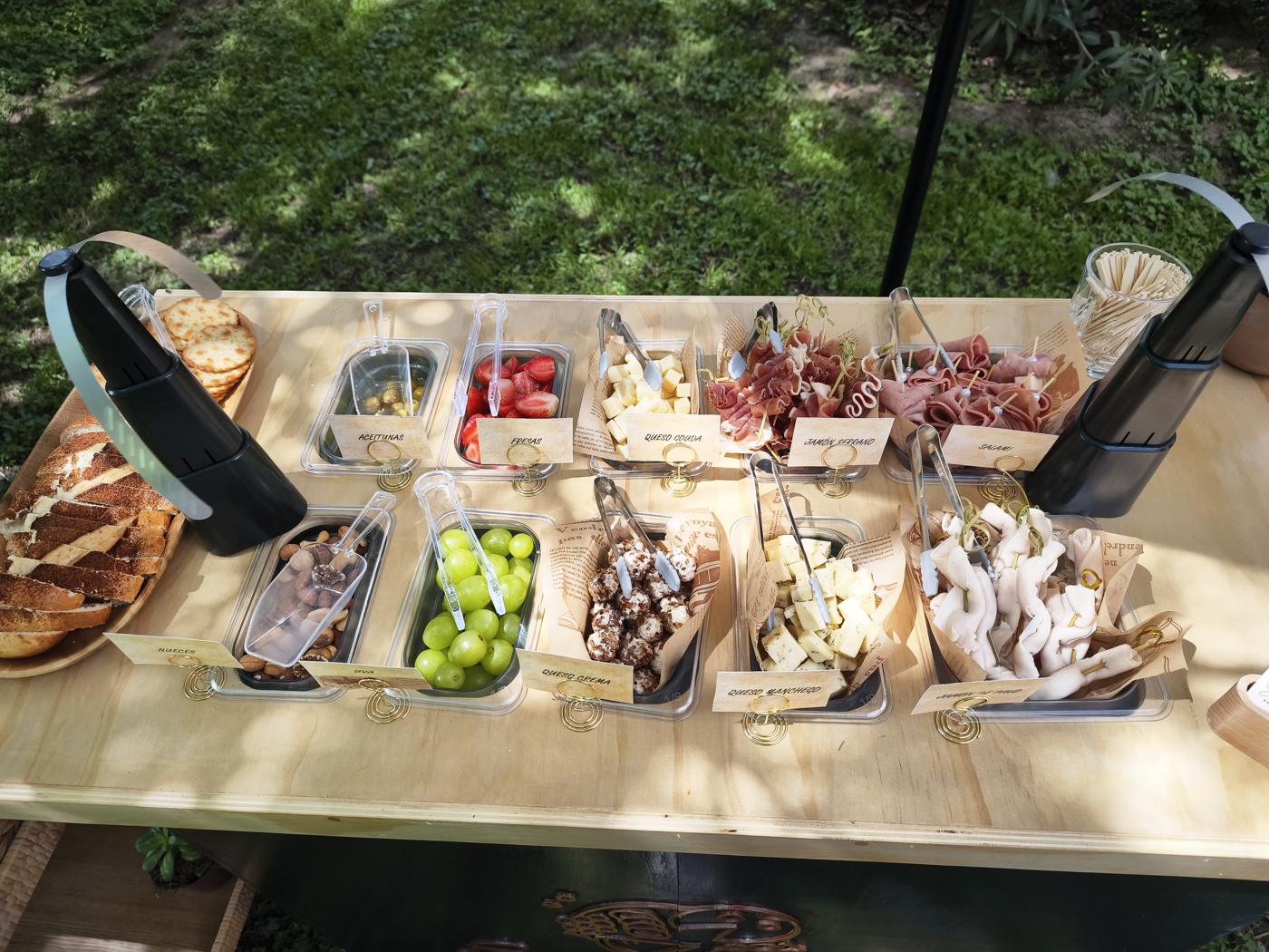 Barra de charcutería de Sweet D'elisé en un jardín