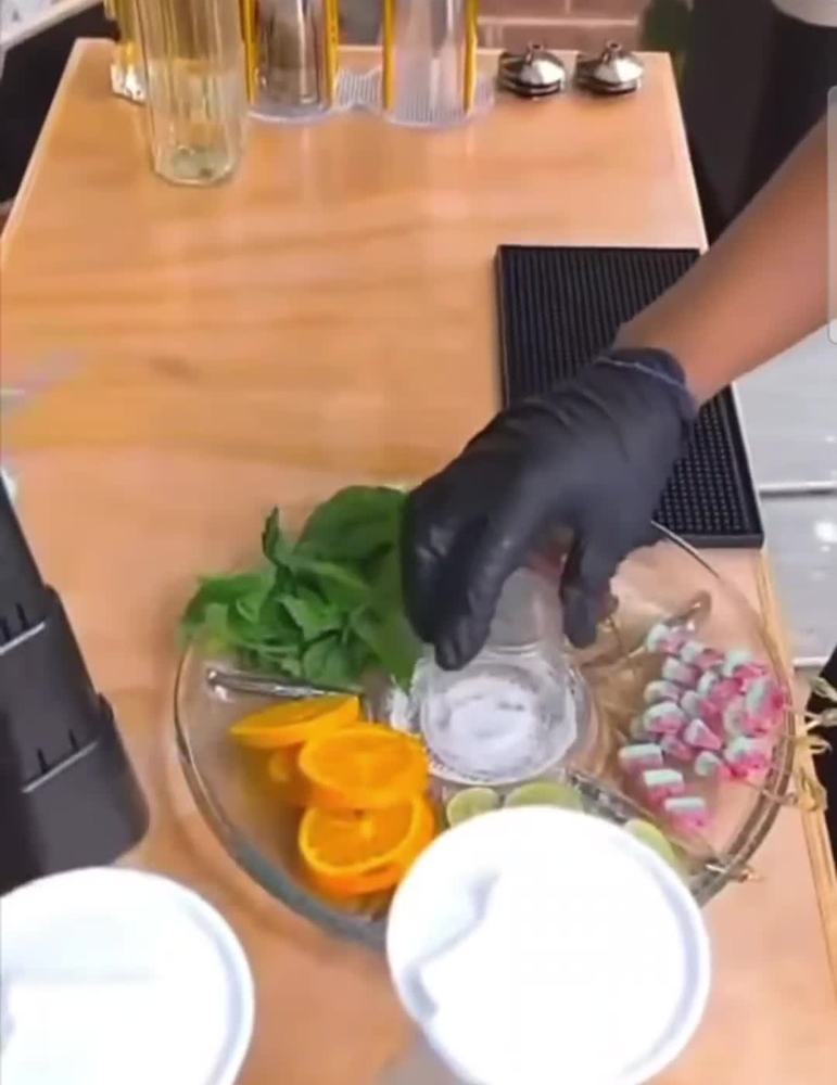 Fruta y hierbas para decorar los cócteles